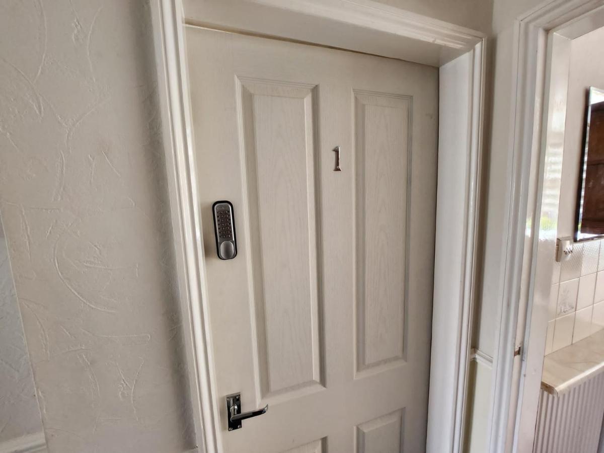 מלון סוליהול Sheldon Shared House מראה חיצוני תמונה